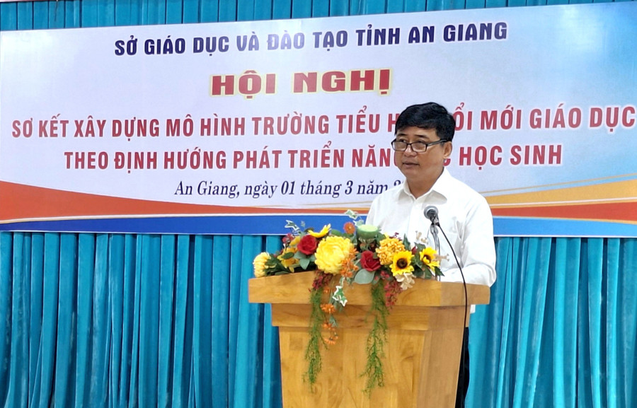 Ông Nguyễn Quốc Khanh - Phó Giám đốc Sở GD&amp;ĐT An Giang phát biểu khai mạc hội nghị.
