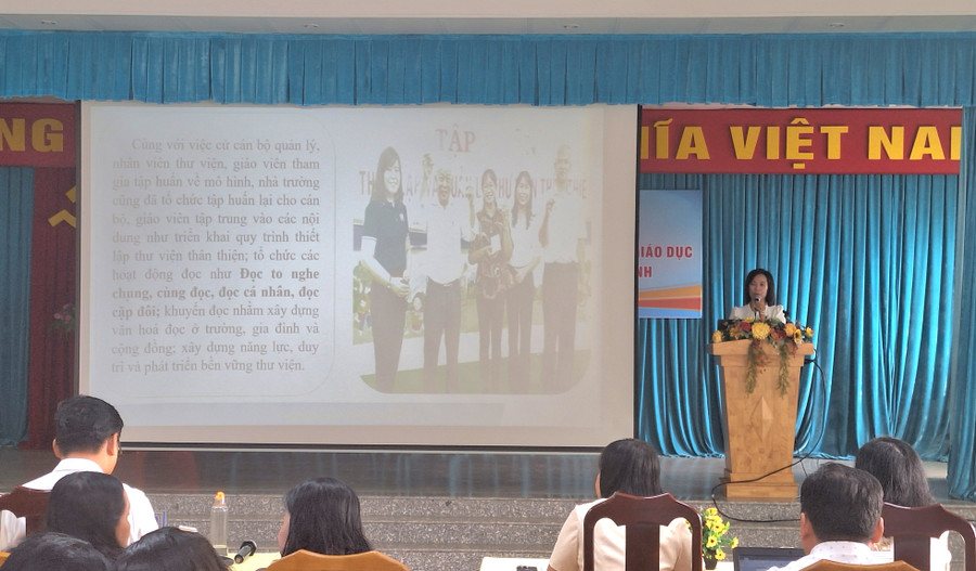 Đại biểu chia sẻ các tham luận tại hội nghị.