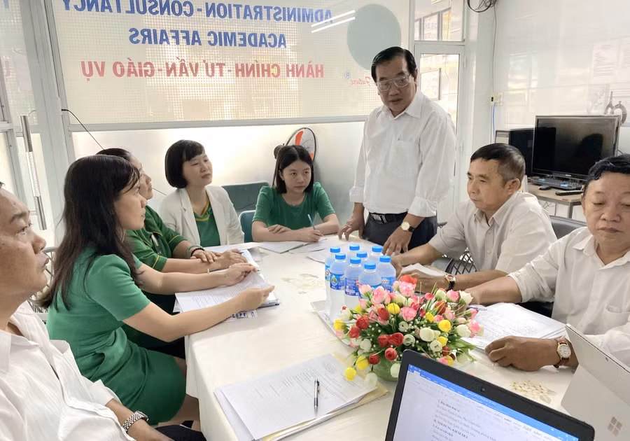 Ông Võ Bình Thư - Phó Giám đốc Sở GD&ĐT An Giang phát biểu kết luận qua kiểm tra tại các cơ sở. Ông Võ Bình Thư - Phó Giám đốc Sở GD&ĐT An Giang phát biểu kết luận qua kiểm tra tại các cơ sở.