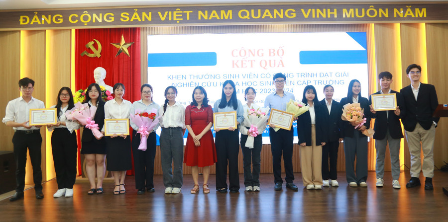 Trao thưởng cho những đề tài nghiên cứu khoa học đạt giải cao.