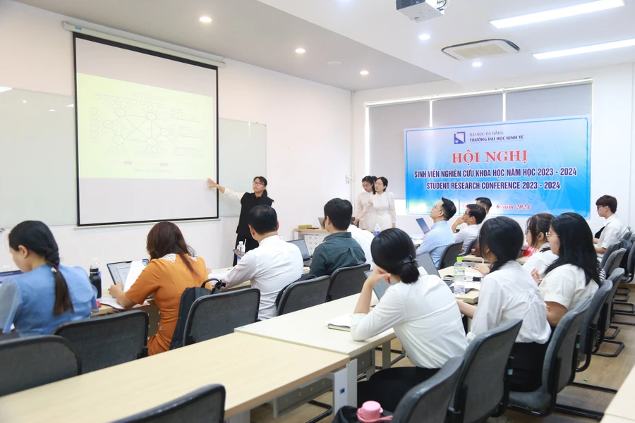 Sinh viên Trường ĐH Kinh tế, ĐH Đà Nẵng bảo vệ đề tài nghiên cứu khoa học ở các tiểu ban. 