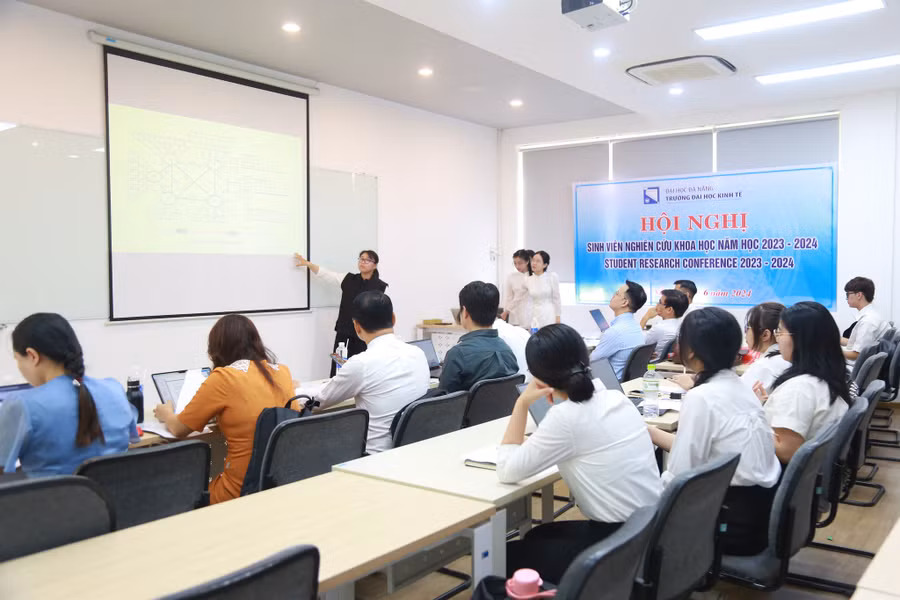 Sinh viên Trường ĐH Kinh tế, ĐH Đà Nẵng bảo vệ đề tài nghiên cứu khoa học ở các tiểu ban. 