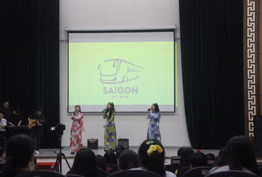 Học sinh thể hiện ca khúc Cô Ba Sài Gòn tại buổi báo cáo dự án