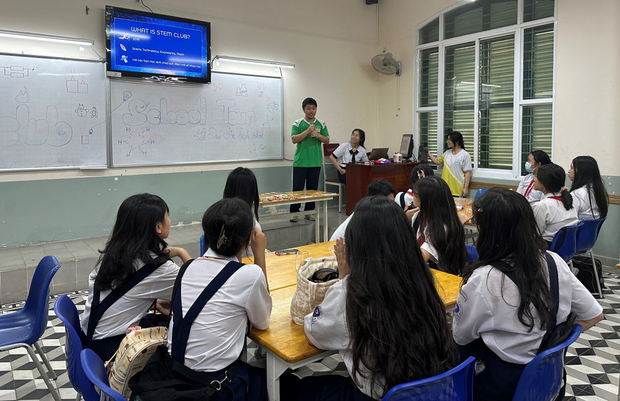 Học sinh khối 9 tìm hiểu về môn học STEM tại Trường THPT Lê Quý Đôn. Ảnh: Minh Anh Học sinh khối 9 tìm hiểu về môn học STEM tại Trường THPT Lê Quý Đôn. Ảnh: Minh Anh