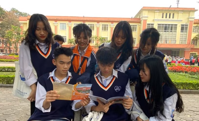 Học sinh lớp 12 Trường THPT Cao Lộc (Lạng Sơn), nghiên cứu phương án tuyển sinh của các trường đại học. Ảnh: NVCC