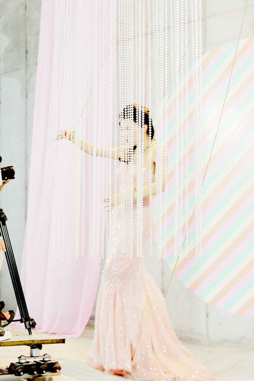 Nội dung MV được phát triển từ câu chuyện trong phim Scandal 2, nói về hào quang người nghệ sĩ nhưng dưới góc nhìn tích cực hơn. Thông qua MV, Trang Pháp muốn gửi đến thông điệp: "Hào quang sẽ luôn trở lại nếu bạn luôn là chính mình". IMG-1838-4884-1414206559.jpg