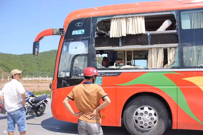 Chiếc loa trên xe khách phát nổ gây hậu quả nghiêm trọng, xe khách bị nổ vỡ cửa kính.