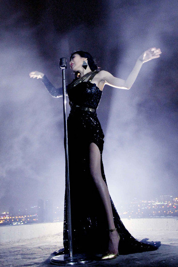 Những cảnh quay trên nóc nhà được ê-kíp làm việc liên tục suốt 24 giờ nhằm thể hiện hiệu ứng ánh sáng của ngày và đêm. IMG-2060-9357-1414206559.jpg