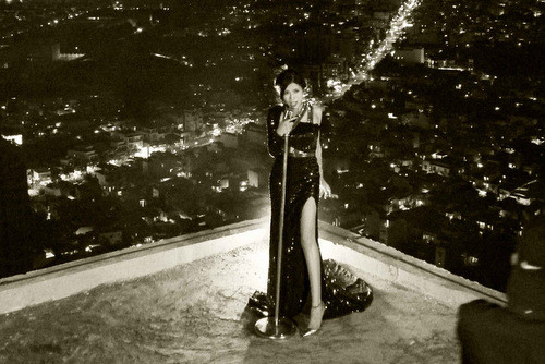 Trang phục trong MV được lựa chọn trên tiêu chí sang trọng và quý phái với chất liệu ánh kim hoặc đính kim sa nổi bật. IMG-2089-8805-1414206559.jpg