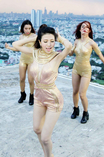 Trong MV, nữ ca sĩ thực hiện nhiều cảnh quay vũ đạo trên nóc nhà cao tầng mà không có rào chắn hay sự hỗ trợ của thiết bị bảo hộ nào. IMG-1950-3836-1414206559.jpg