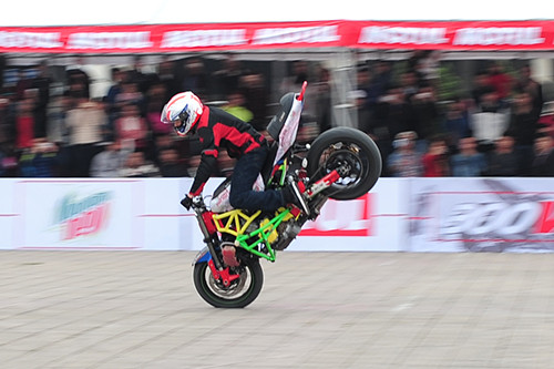 biker-viet-tranh-tai-moto-mao-hiem-tai-ha-noi-1