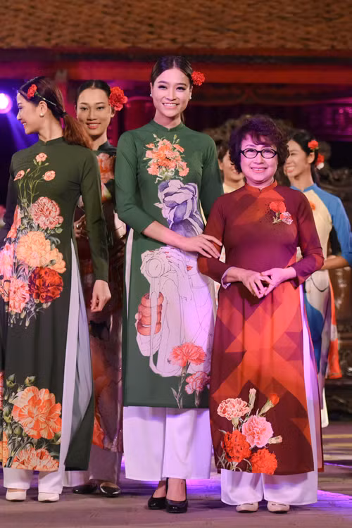 Giọng đọc huyền thoại một thời trình diễn tại Lễ hội Áo dài 2016. Ảnh: Chí Linh