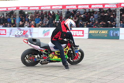 biker-viet-tranh-tai-moto-mao-hiem-tai-ha-noi-2