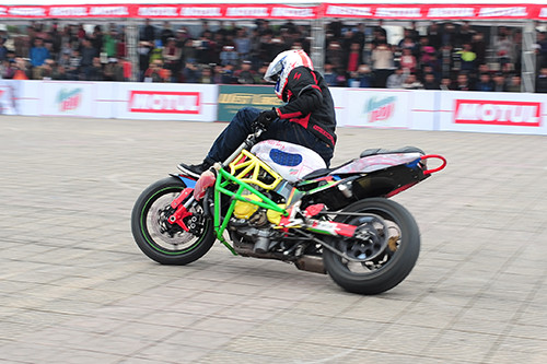 biker-viet-tranh-tai-moto-mao-hiem-tai-ha-noi-3