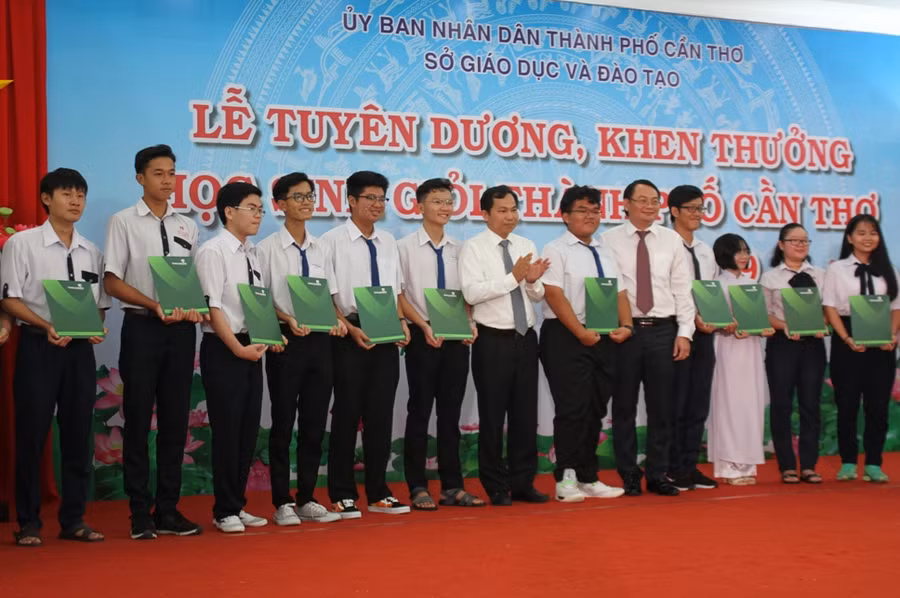 Ông Lê Quang Mạnh (giữa) - Chủ tịch UBND TP Cần Thơ khen thưởng cho các HS giỏi