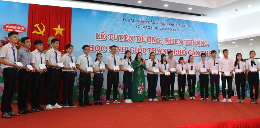 Bà Trần Hồng Thắm - Giám đốc Sở GD&ĐT TP Cần Thơ khen thưởng HS đạt thành tích cao trong Kỳ thi THPT quốc gia