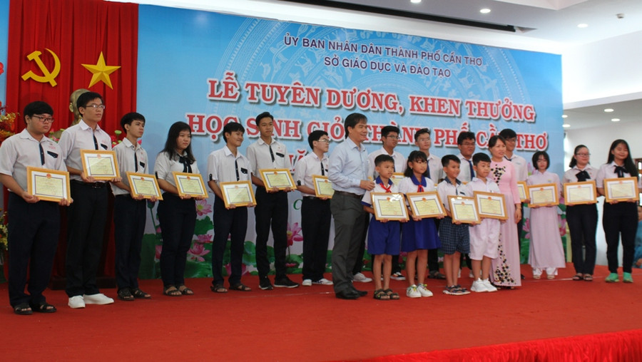 Ông Nguyễn Phúc Tăng - Phó Giám đốc Sở GD&ĐT TP Cần Thơ khen thưởng HS giỏi thành phố