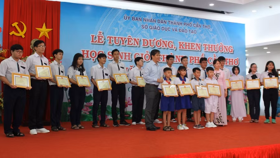 Ông Nguyễn Phúc Tăng - Phó Giám đốc Sở GD&ĐT TP Cần Thơ khen thưởng HS giỏi thành phố