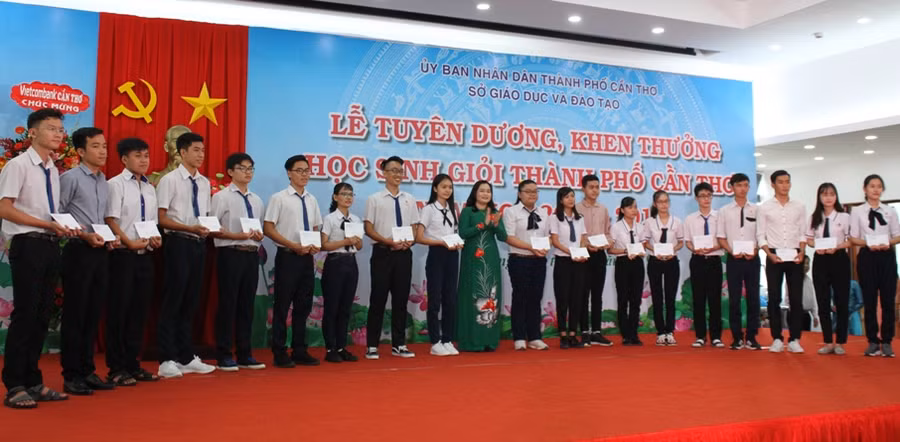 Bà Trần Hồng Thắm - Giám đốc Sở GD&ĐT TP Cần Thơ khen thưởng HS đạt thành tích cao trong Kỳ thi THPT quốc gia