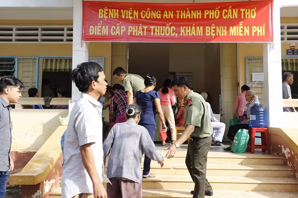 Hoạt động vì cộng đồng của lực lượng công an. Ảnh minh họa