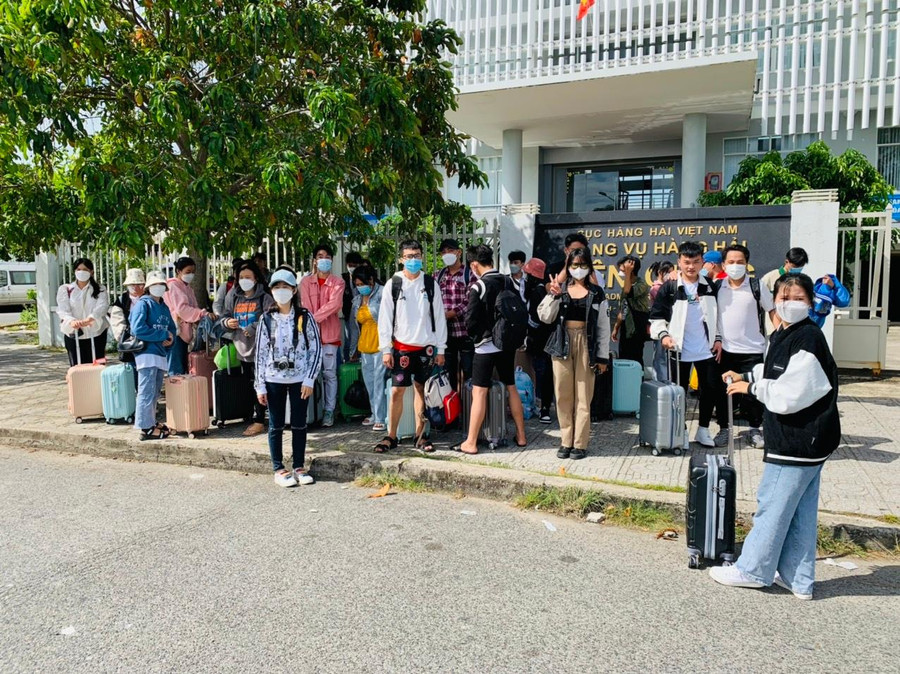 Sau thời gian hơn 1 giờ vượt biển, thầy trò đến TP Rạch Giá trong thời tiết nắng tốt.