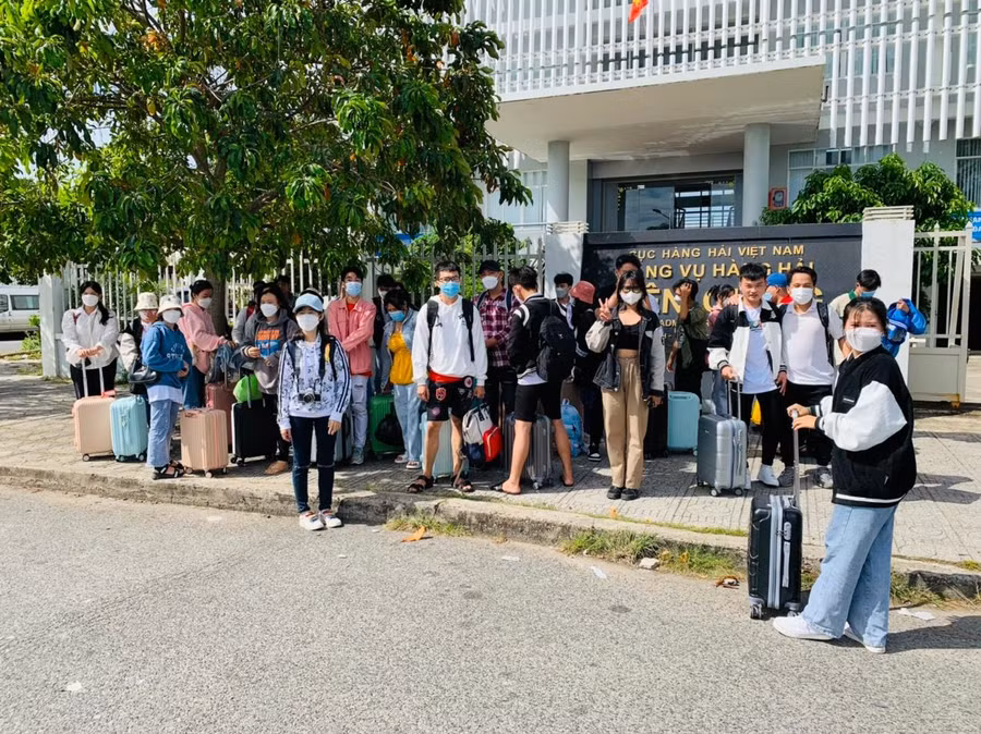 Sau thời gian hơn 1 giờ vượt biển, thầy trò đến TP Rạch Giá trong thời tiết nắng tốt.