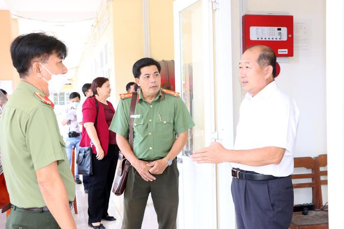 Phó Chủ tịch UBND tỉnh Đoàn Tấn Bửu yêu cầu các điểm thi cần rà soát lại toàn bộ các khâu chuẩn bị, đảm bảo kỳ thi được diễn ra an toàn. Ảnh: V. Khương.