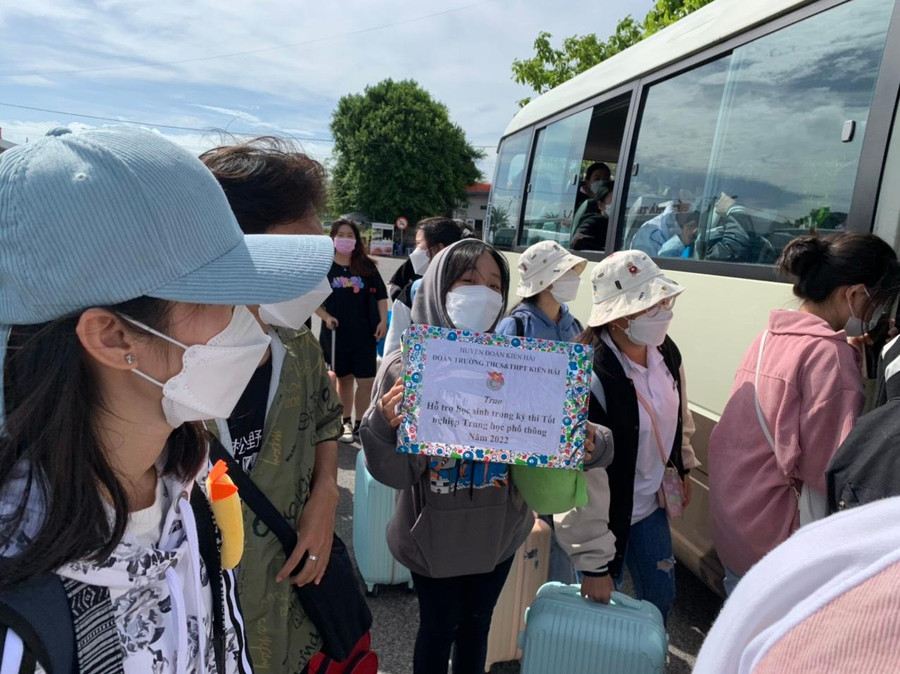 Đoàn Trường THCS-THPT Kiên Hải tặng quà, động viên các sĩ tử.