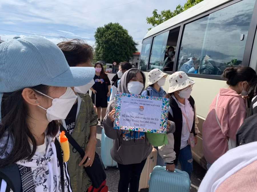 Đoàn Trường THCS-THPT Kiên Hải tặng quà, động viên các sĩ tử.