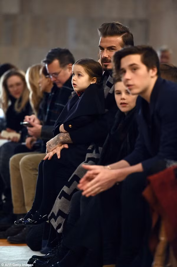 Harper Seven cắn môi ngồi xem show thời trang của mẹ trong ngày Valentine - Ảnh 5.