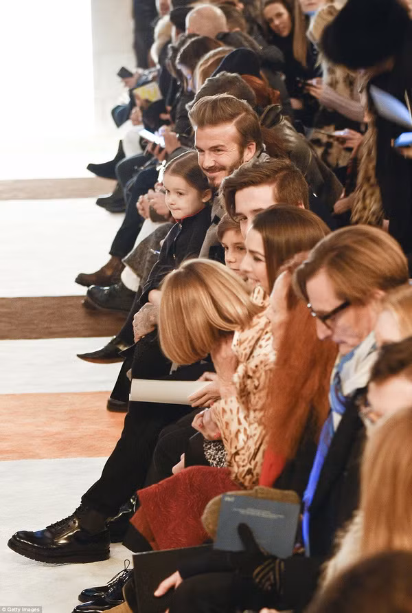 Harper Seven cắn môi ngồi xem show thời trang của mẹ trong ngày Valentine - Ảnh 2.