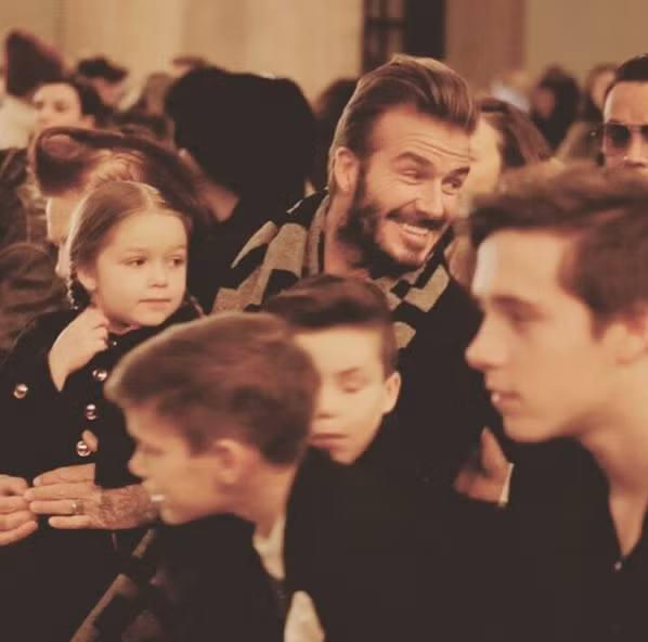 Harper Seven cắn môi ngồi xem show thời trang của mẹ trong ngày Valentine - Ảnh 1.