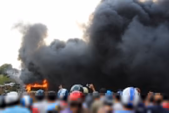  Nhiều người lại gần đám cháy theo dõi, chụp hình 