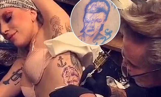 Lady Gaga xăm hình David Bowie