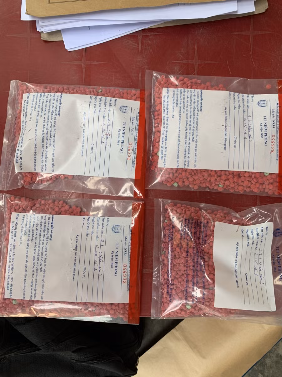 Công an thu giữ 12.200 viên ma túy dạng hồng phiến và một gói ma tuý đá tại nhà trọ của hai đối tượng.