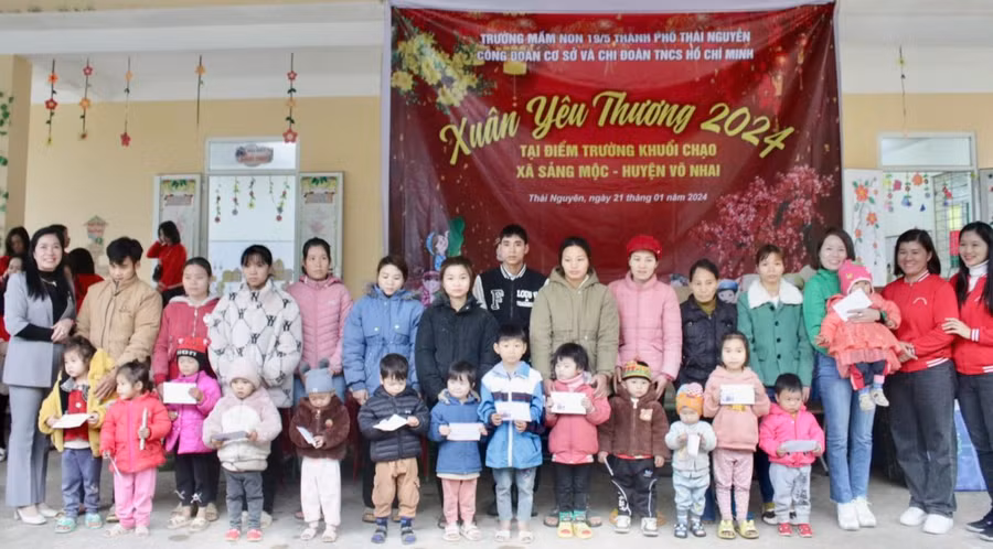 Chương trình “Xuân yêu thương” do các trường mầm non, tiểu học và THCS trên địa bàn TP Thái Nguyên tổ chức đã mang niềm vui đến trò nghèo vùng cao Võ Nhai. Ảnh: TG