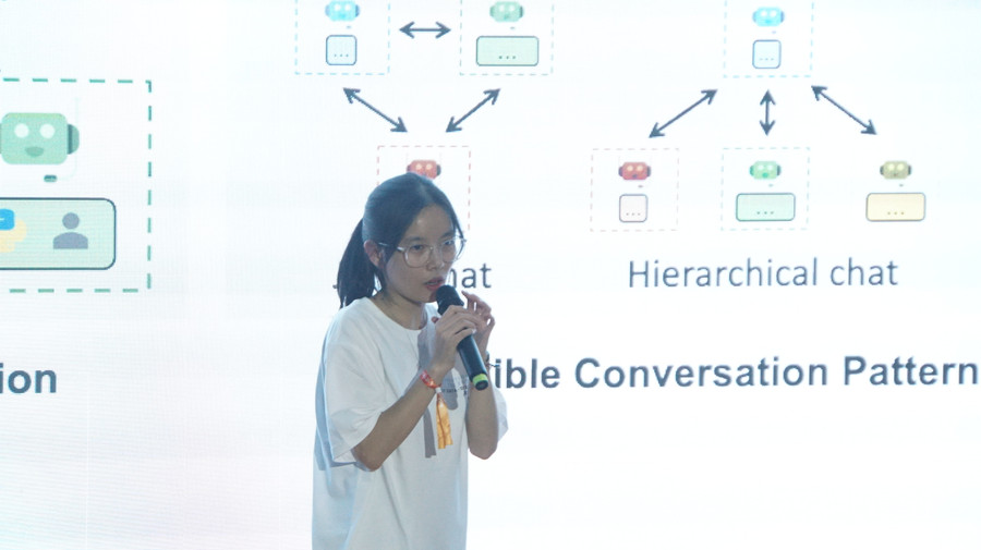 Một đội thi thuyết trình tại vòng chung kết Vietnam Datathon 2023. Ảnh: Mạnh Tùng Một đội thi thuyết trình tại vòng chung kết Vietnam Datathon 2023. Ảnh: Mạnh Tùng