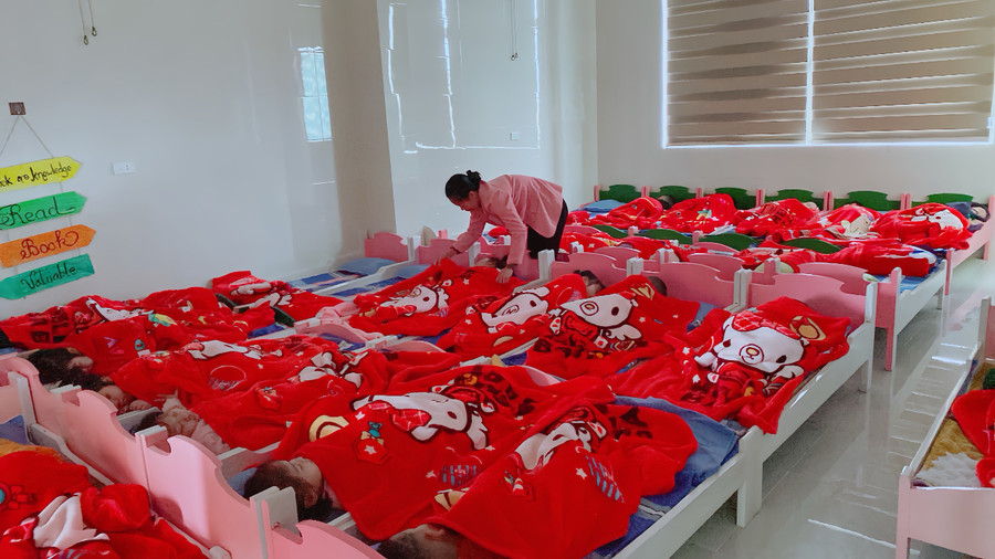 Giáo viên Trường Mầm non Bắc Hà (TP Hà Tĩnh) giữ ấm cho trẻ trong giờ ngủ trưa. Giáo viên Trường Mầm non Bắc Hà (TP Hà Tĩnh) giữ ấm cho trẻ trong giờ ngủ trưa.