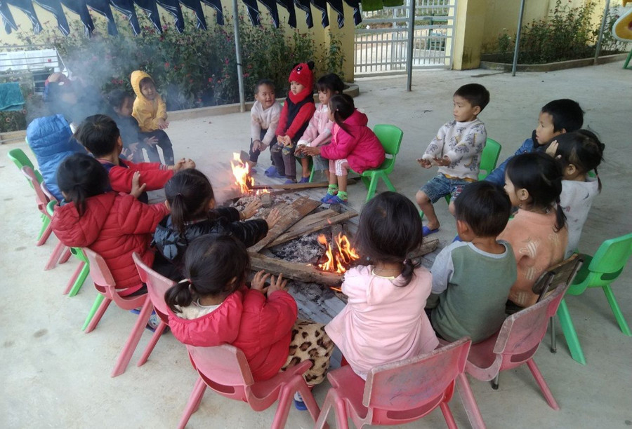 Học sinh Trường Phổ thông Dân tộc bán trú - Tiểu học Nậm Cắn 1 (xã biên giới Nậm Cắn, huyện Kỳ Sơn, Nghệ An) đốt lửa sưởi ấm. Học sinh Trường Phổ thông Dân tộc bán trú - Tiểu học Nậm Cắn 1 (xã biên giới Nậm Cắn, huyện Kỳ Sơn, Nghệ An) đốt lửa sưởi ấm.