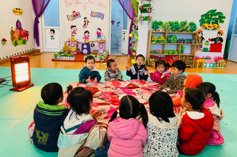 Trường Mầm non xã Phìn Ngan, huyện Bát Xát, Lào Cai bật đèn sưởi cho trẻ. Trường Mầm non xã Phìn Ngan, huyện Bát Xát, Lào Cai bật đèn sưởi cho trẻ.