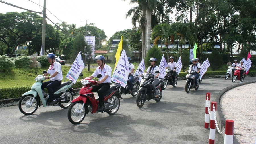 Ra quân phát động hưởng ứng “Tháng hành động an toàn giao thông” năm 2017