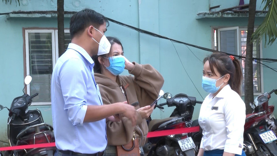 Phụ huynh có con học tại Trường Tiểu học Lê Đình Chinh xác minh thông tin với đại diện Khoa cấp cứu, Bệnh viện Đà Nẵng. Phụ huynh có con học tại Trường Tiểu học Lê Đình Chinh xác minh thông tin với đại diện Khoa cấp cứu, Bệnh viện Đà Nẵng.