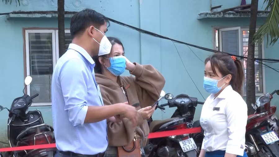 Phụ huynh có con học tại Trường Tiểu học Lê Đình Chinh xác minh thông tin với đại diện Khoa cấp cứu, Bệnh viện Đà Nẵng.
