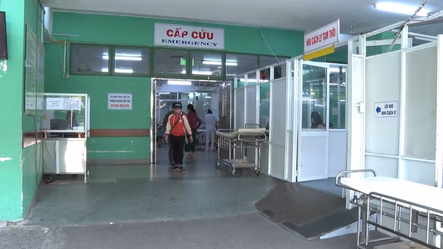 Trong 3 ngày qua, một số phụ huynh đã đến Phòng cấp cứu, Bệnh viện Đà Nẵng để xác minh thông tin về tình trạng sức khỏe của con. 