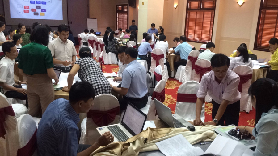 Giáo viên cốt cán tham gia hoạt động nhóm trong lớp học.