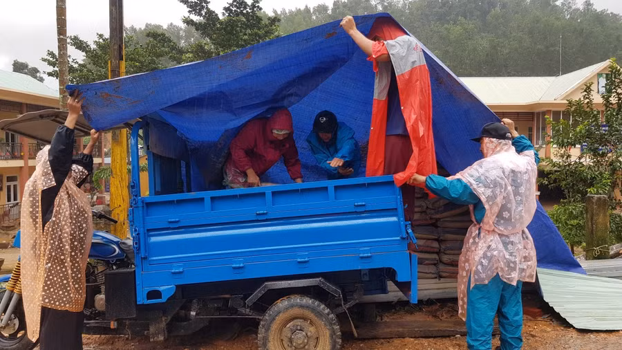 Nhóm thợ khẩn trương thi công công trình vệ sinh và nhà bếp để GV, HS nhà trường sớm ổn định sinh hoạt