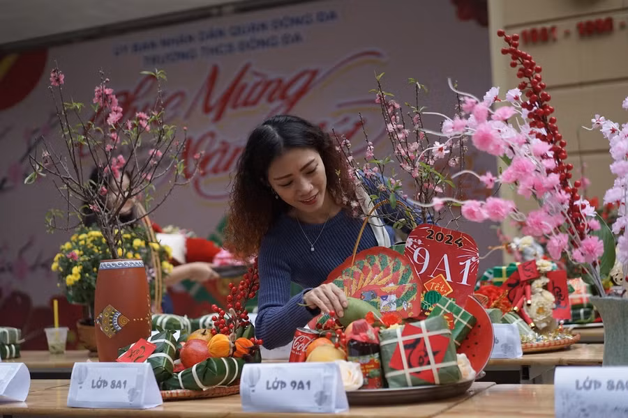 Những gian hàng ngập tràn sắc xuân của cô trò Trường THCS Đống Đa.