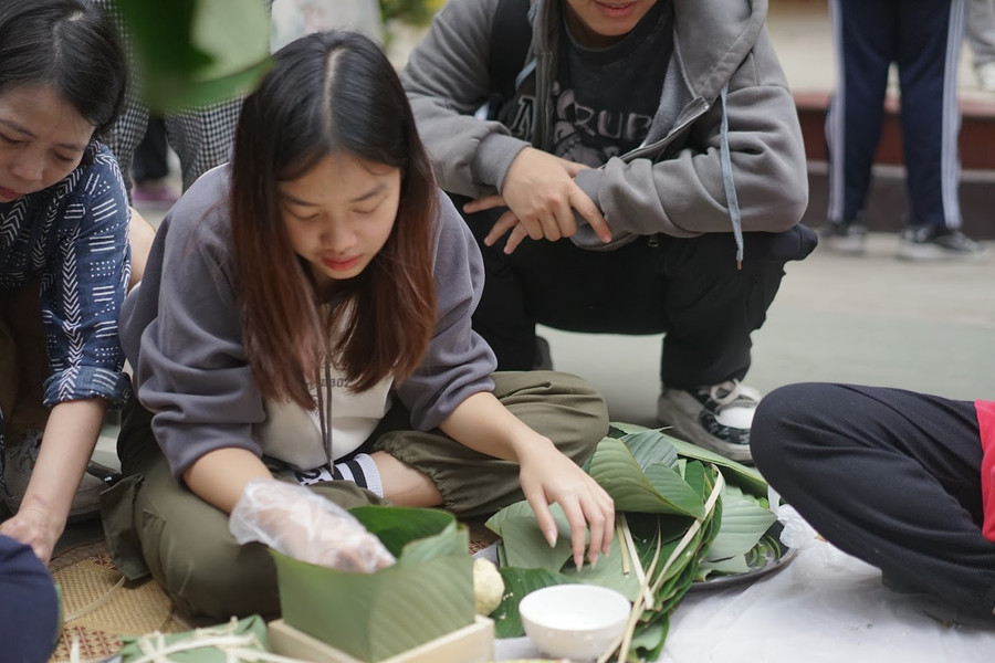 Học sinh trải nghiệm gói bánh chưng. Học sinh trải nghiệm gói bánh chưng.