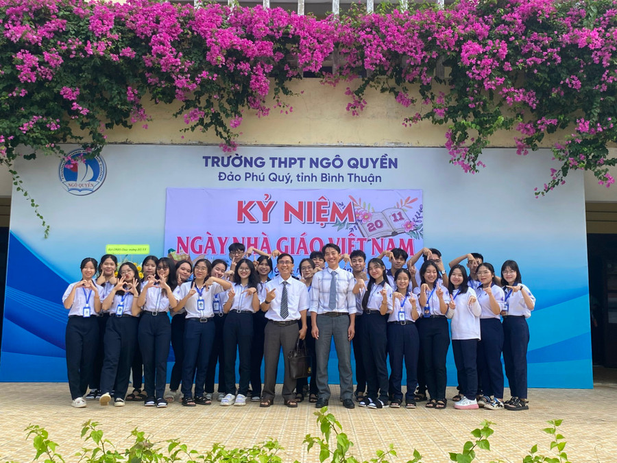 Tình đồng nghiệp, tình thầy trò là một trong những lý do khiến những nhà giáo xa quê gắn bó với vùng đất mới. Tình đồng nghiệp, tình thầy trò là một trong những lý do khiến những nhà giáo xa quê gắn bó với vùng đất mới.