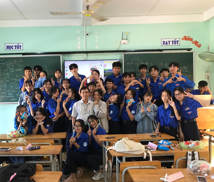 Thầy Trần Ngọc Hảo và học trò tại Trường THPT Ngô Quyền. Thầy Trần Ngọc Hảo và học trò tại Trường THPT Ngô Quyền.